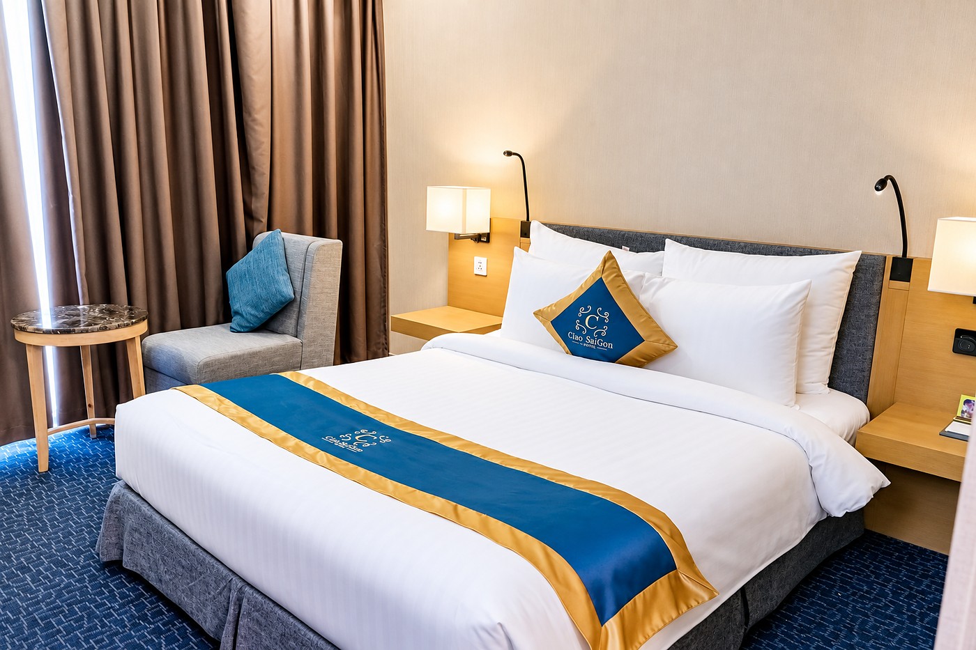 Deluxe Double room with a large double bed and a window